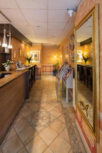 a restaurant with a bar with tables and chairs at City Hotel Ansbach am KaDeWe in Berlin