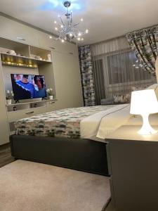 Un pat sau paturi într-o cameră la Eden Luxury