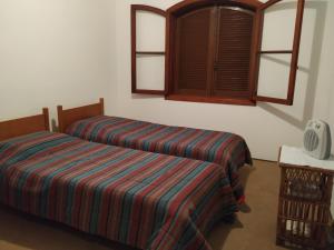 duas camas sentadas uma ao lado da outra num quarto em Quinta das Flores Hospedaria em Campos do Jordão