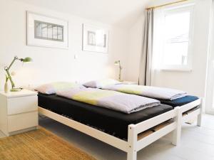 1 dormitorio blanco con 1 cama con colchón negro en FeWo ODEM, en Gladenbach