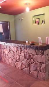 La Posada de la Calandria في بورماماركا: منضدة حجرية في غرفة بجدار حجري
