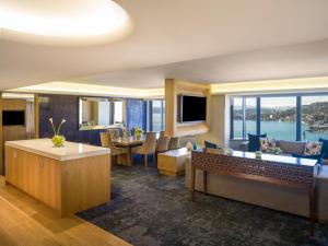 Uma TV ou centro de entretenimento em InterContinental Wellington by IHG