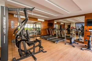 a gym with several treadmills and exercise bikes at Belíssimo Apartamento Centro de Itaipava All Suites in Itaipava