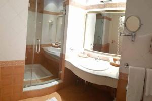 Een badkamer bij Studio at PRESTIGE Domina Coral Bay with kitchenette