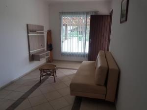sala de estar con sofá y mesa en Casa da Praia - Bombas II, en Bombinhas