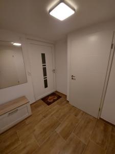 una habitación vacía con puerta y espejo en Lavendel Apartment en Riederich