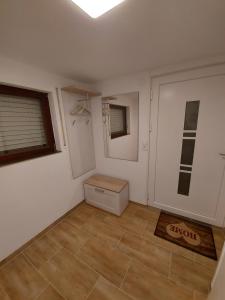 una sala de estar vacía con ventana y puerta en Lavendel Apartment en Riederich