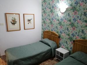A seating area at Alcaravaneras Hostel