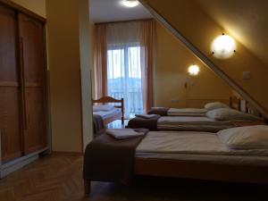 Ein Bett oder Betten in einem Zimmer der Unterkunft Dom Wypoczynkowy Pod Taborem