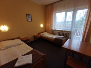 Habitación de hotel con 2 camas y ventana en Dom Wypoczynkowy Pod Taborem en Niedzica Zamek