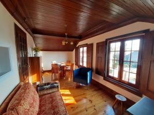 uma sala de estar com um sofá e uma mesa em Vakantiewoning Casa das Eiras em Pereira