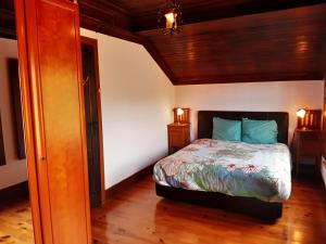 um quarto com uma cama e duas mesas de cabeceira em Vakantiewoning Casa das Eiras em Pereira