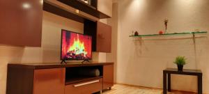 einen Fernseher auf einem Stand in einem Raum in der Unterkunft M&M Apartment VIII Self CHECK-IN in Panevėžys