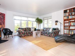 Sala de estar con 2 sofás y mesa en Holiday home Ebeltoft CXXXIV, en Ebeltoft