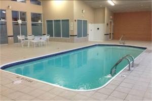 A piscina localizada em Comstock Inn & Conference Center ou nos arredores