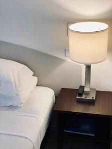 Postel nebo postele na pokoji v ubytování Hides Hotel