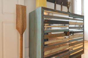 un armario de madera con una cuchara de madera al lado en FLH Aliados Loft, en Oporto