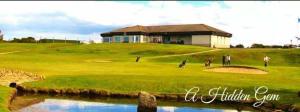 eine Gruppe von Menschen, die auf einem Golfplatz Golf spielen in der Unterkunft Station Hotel in Hopeman