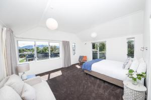 A bed or beds in a room at Lismore Views