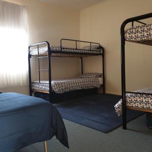 Pokój z 3 łóżkami piętrowymi i oknem w obiekcie Blue Seas - Beach Front Living w mieście Tumby Bay