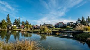 una fila de casas junto a un río en *** LAKE VILLA 461 ***, en Hanmer Springs 14 fotos más