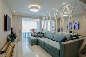 una sala de estar con un sofá azul en una habitación en Luxo e Conforto a Beira Mar em Balneário Camboriu, en Balneário Camboriú