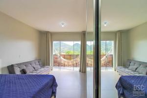 Un dormitorio con dos camas y un balcón. en Dunas Studios, en Garopaba 68 fotos más
