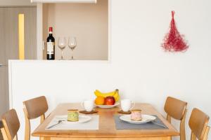 comedor con mesa y copas de vino en Voga Corte Chidoricho, en Tokio