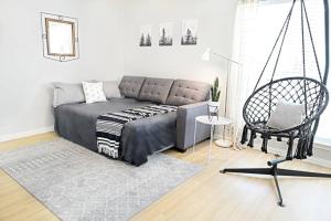 ダラスにあるThe Resting Space - FREE ARBORETUM TICKETSのベッドルーム(スイングベッド1台、椅子付)