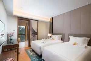Letto o letti in una camera di Fraser Suites Shenzhen, Near Huaqiang North Business Zone, Infinity pool, Offer 1 free breakfast