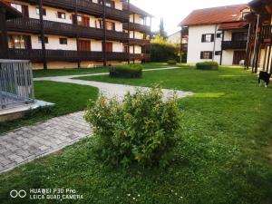 Um jardim em Aparthotel Chrysantihof - Fewo - Alois