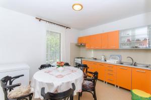 Kuchyň nebo kuchyňský kout v ubytování Apartments Moloco