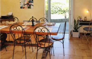 einen Holztisch mit Stühlen in einem Zimmer in der Unterkunft Beautiful Home In Nissan Lez Enserune in Nissan-lez-Enserune