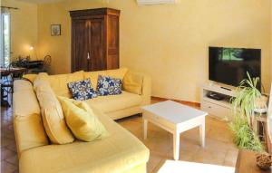 ein Wohnzimmer mit Sofa und Fernseher in der Unterkunft Beautiful Home In Nissan Lez Enserune in Nissan-lez-Enserune