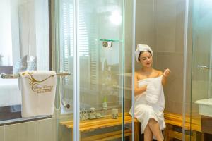 Bilik mandi di Dong Duong Hotel & Suites - Afternoon Tea Inclusive - Very Central