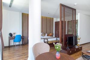 Televisyen dan/atau pusat hiburan di Dong Duong Hotel & Suites - Afternoon Tea Inclusive - Very Central