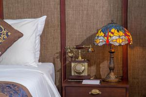 Katil atau katil-katil dalam bilik di Dong Duong Hotel & Suites - Afternoon Tea Inclusive - Very Central