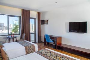 Televisyen dan/atau pusat hiburan di Dong Duong Hotel & Suites - Afternoon Tea Inclusive - Very Central