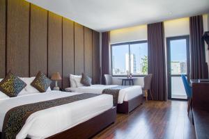 Tempat tidur dalam kamar di Dong Duong Hotel & Suites