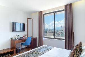 Katil atau katil-katil dalam bilik di Dong Duong Hotel & Suites - Afternoon Tea Inclusive - Very Central