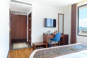 Televisyen dan/atau pusat hiburan di Dong Duong Hotel & Suites - Afternoon Tea Inclusive - Very Central