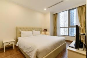 Giường trong phòng chung tại Vinhomes Luxury Apartment by Original Price