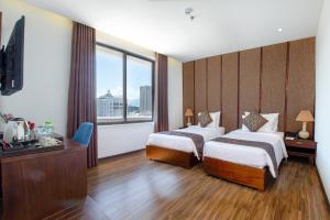 Katil atau katil-katil dalam bilik di Dong Duong Hotel & Suites - Afternoon Tea Inclusive - Very Central