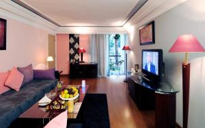 TV a/nebo společenská místnost v ubytování Royal Mirage Fes Hotel