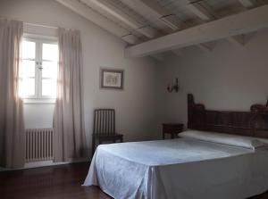 Łóżko lub łóżka w pokoju w obiekcie Hotel IRARAGORRI
