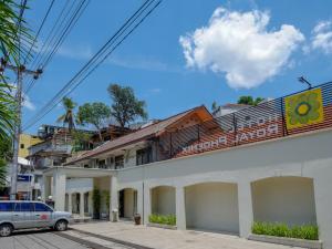 een wit gebouw met een balkon erboven bij RedDoorz At Jalan Sriwijaya Semarang in Semarang