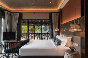 Postel nebo postele na pokoji v ubytování Grand Mercure Khao Lak Bangsak