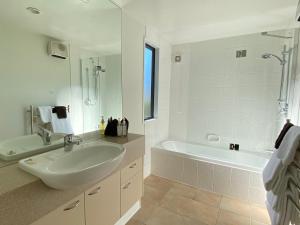 Ένα μπάνιο στο *** LAKE VILLA 467 *** +26 φωτογραφίες