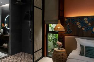 Postel nebo postele na pokoji v ubytování Grand Mercure Khao Lak Bangsak