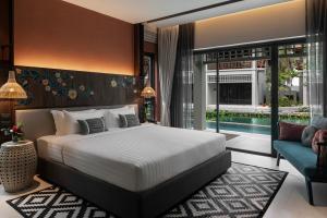 Postel nebo postele na pokoji v ubytování Grand Mercure Khao Lak Bangsak
